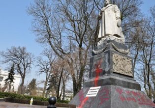 Ουκρανία: Απομακρύνθηκε από το Κίεβο το άγαλμα του σοβιετικού απελευθερωτή από τους ναζί