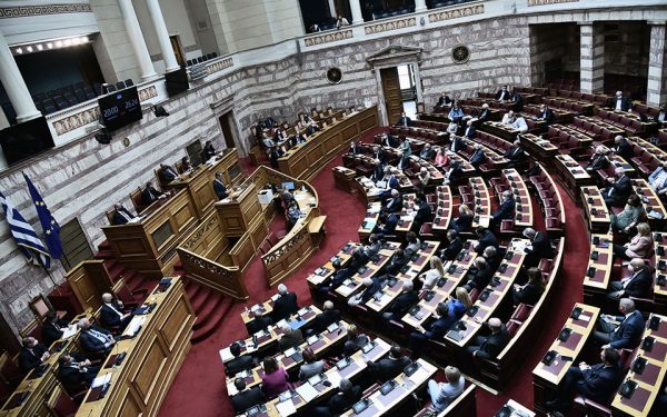 Βουλή: Έρχεται το νομοθετικό μπλόκο στο κόμμα Κασιδιάρη