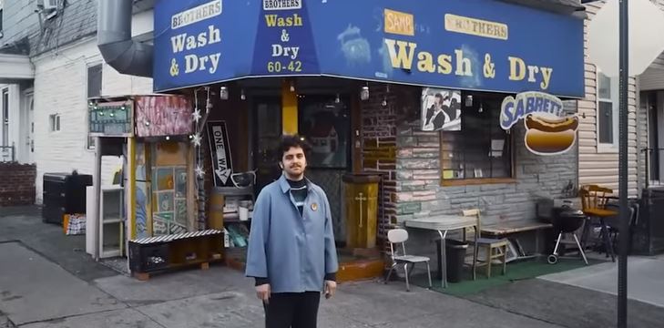 27χρονος πληρώνει 1.850 δολάρια τον μήνα για να ζει σε ένα παλιό «πλυντήριο» της Νέας Υόρκης
