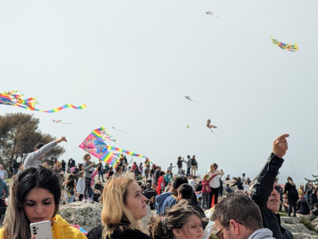 Καθαρά Δευτέρα: Στον λόφο του Φιλοπάππου οι Αθηναίοι για να γιορτάσουν τα Κούλουμα