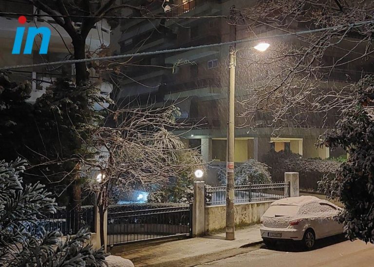 Χιόνια στην Αττική – Πού το έστρωσε, οι προβλέψεις για τη νύχτα