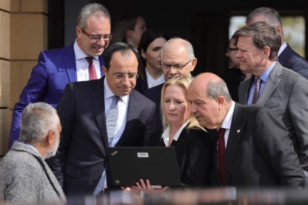 Κυπριακό: Πώς είδαν την πρώτη τους συνάντηση Χριστοδουλίδης και Τατάρ