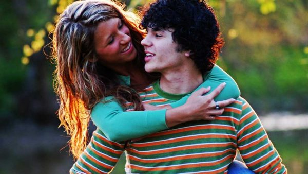 Σχέση με διαφορά ηλικίας: Ο έρωτας χρόνια δεν κοιτά ή παραμύθι με δράκο;