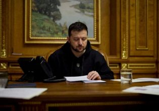 Ουκρανία: Κρατάμε τις θέσεις μας παρά τις ρωσικές επιθέσεις, λέει ο Ζελένσκι