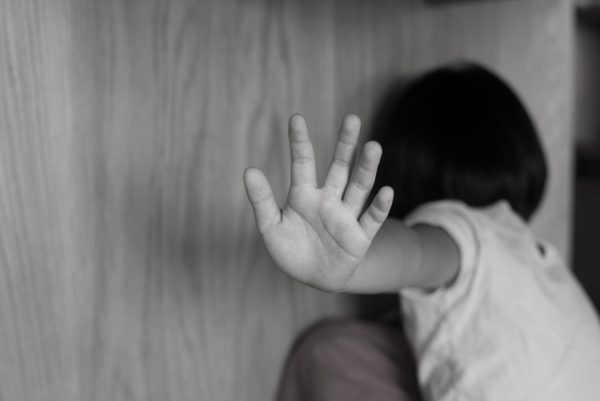 Βιασμός 4χρονου: «Βλέπαμε στην τηλεόραση τα «παιχνίδια» με τον μπαμπά και τη γιαγιά»