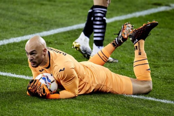 Europa League: Ο Nτμίτροβιτς «ξάπλωσε» οπαδό που του επιτέθηκε στον αγωνιστικό χώρο