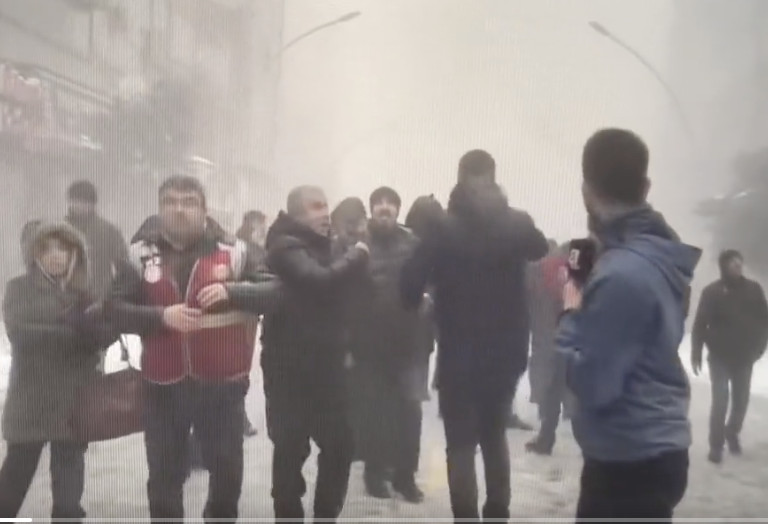 Σεισμός στην Τουρκία: Τα 7,7 Ρίχτερ βρήκαν τον δημοσιογράφο σε απευθείας μετάδοση