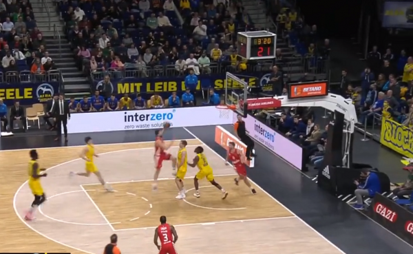 Το… NBA κάρφωμα του Παπανικολάου κόντρα στην Άλμπα