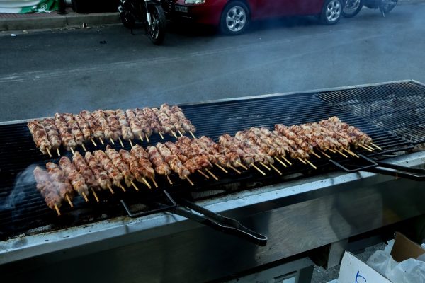 Τσικνοπέμπτη: Τι γιορτάζουμε, ποια είναι τα έθιμα στην Ελλάδα