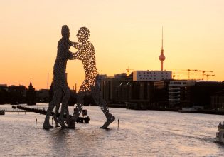 «Με δύο βαλίτσες»: Ενα ντοκιμαντέρ για την ελληνογερμανική κουλτούρα