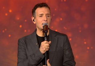 Σπίτι με το MEGA: Μια βραδιά με δυνατές μουσικές στιγμές παρέα με τον Δημήτρη Μπάση