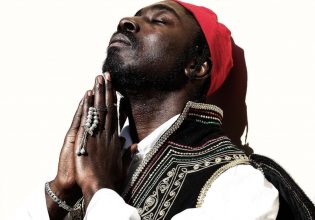 Νέγρος του Μοριά: Το νέο άλμπουμ «ΘΡΑCOC» και η παραδοσιακή φορεσιά