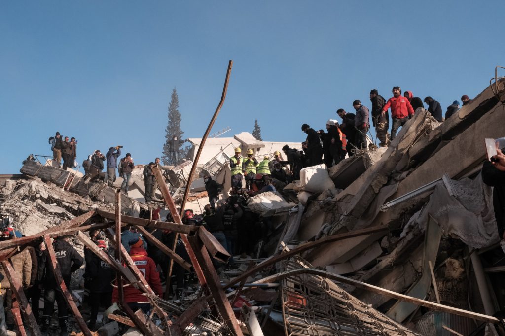 Τουρκία: Οι πόλεις από κοντέινερ του Ερντογάν και οι 48.000 νεκροί του σεισμού