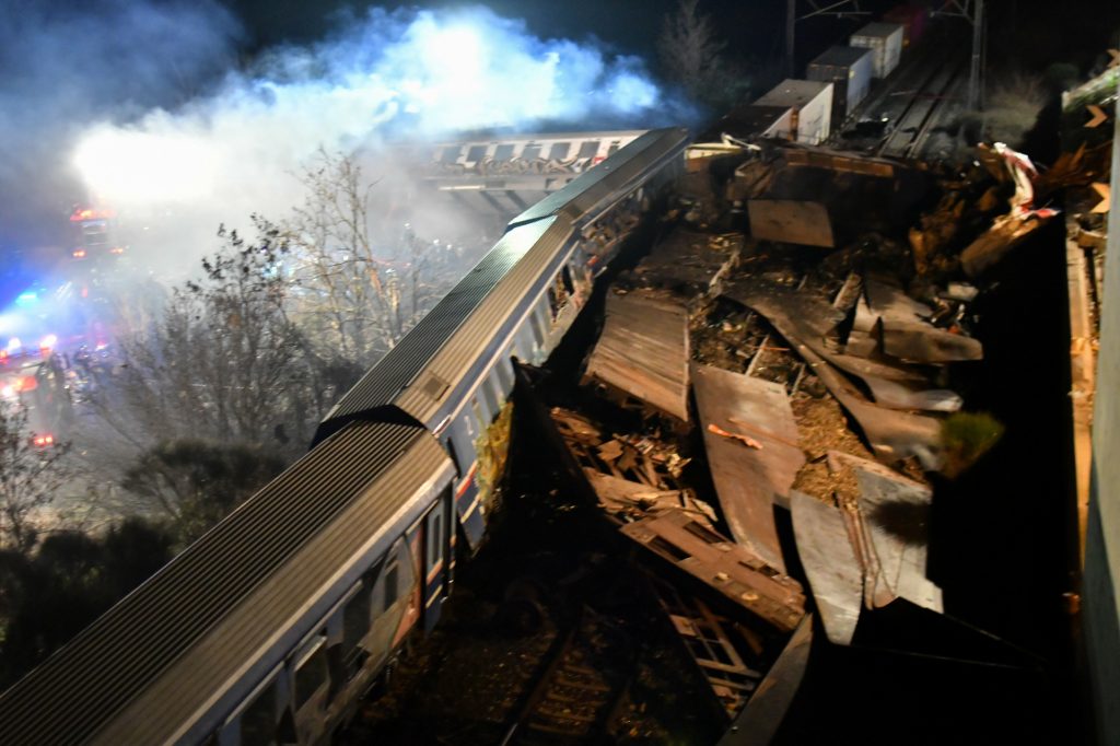 Τέμπη: Έπρεπε να είναι τρεις οι σταθμάρχες – Τα ερωτήματα για το μοιραίο βράδυ