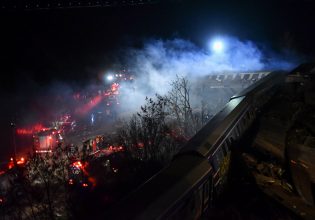 Τέμπη: Οι θεωρίες συνωμοσίας για τα κοντέινερ του εμπορικού τρένου και τα εγκαύματα των πυροσβεστών