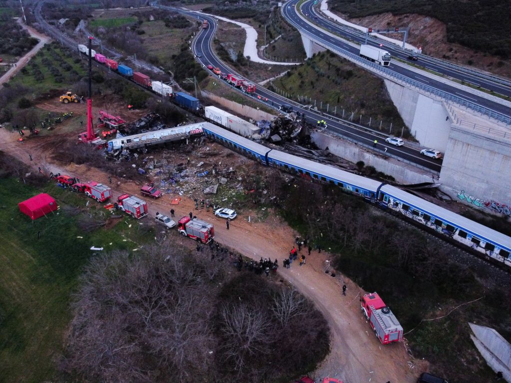 Τέμπη: Πρωτοσέλιδο στα τουρκικά ΜΜΕ το φονικό σιδηροδρομικό δυστύχημα