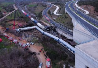 Τέμπη: Συγκλονίζει η πρώτη διασώστρια που έφτασε στο σημείο της τραγωδίας