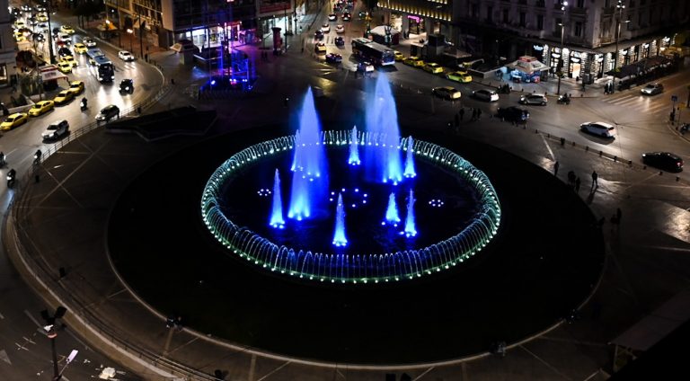 25η Μαρτίου: Το σιντριβάνι της Ομόνοιας «βάφτηκε» στα μπλε