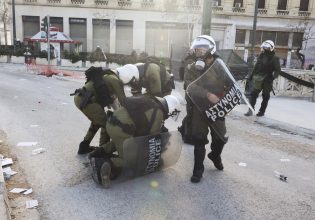 Αστυνομική βία: Δημοσιογράφος έχασε την ακοή του από κρότου λάμψης