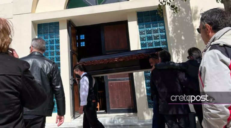 Τέμπη: Οδυρμός στην κηδεία της Μαίρης Μουρτζάκη στην Κρήτη – «Παιδάκι μου, παιδάκι μου»