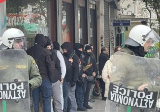 Θεσσαλονίκη: Κουκουλοφόροι ανάμεσα στα ΜΑΤ – Αποκαλυπτικές φωτογραφίες