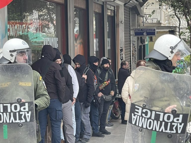 Θεσσαλονίκη: Κουκουλοφόροι ανάμεσα στα ΜΑΤ – Αποκαλυπτικές φωτογραφίες