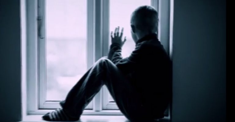 «Είμαι αθώος, όλα είναι πλεκτάνη» – Τι λέει ο 66χρονος λυράρης που κατηγορείται για βιασμό και μαστροπεία ανηλίκου