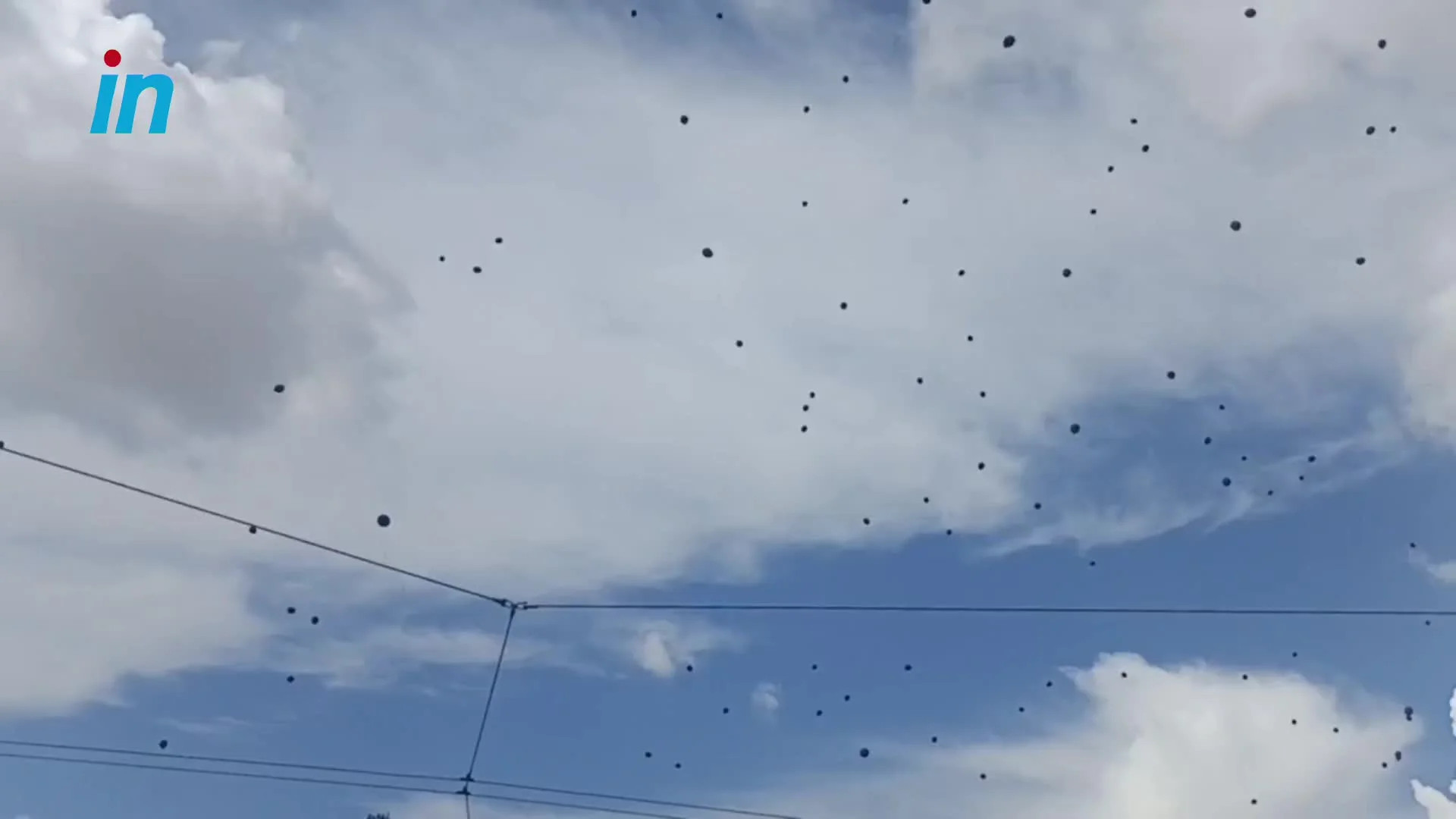 Τέμπη: Συγκλονιστική στιγμή στο Σύνταγμα - Μαύρα μπαλόνια στον ουρανό για τα θύματα