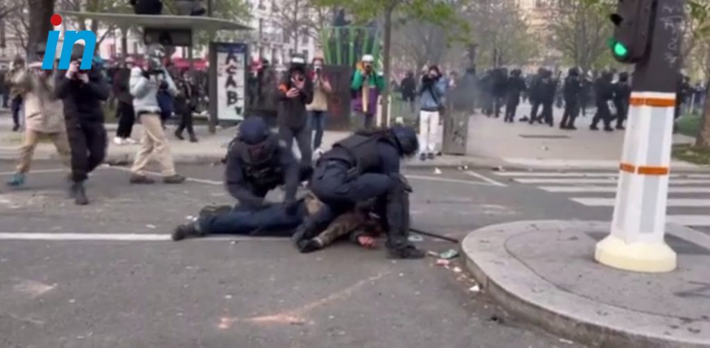 Η στιγμή που Γάλλος διαδηλωτής πέφτει αναίσθητος από χτύπημα αστυνομικού [Σκληρές εικόνες]