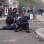 Η στιγμή που Γάλλος διαδηλωτής πέφτει αναίσθητος από χτύπημα αστυνομικού [Σκληρές εικόνες]