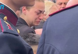 Τέμπη: «Όχι κοριτσάρα μου, όχι ξανθούλα μου» – Τραγική φιγούρα η μητέρα της Κλαούντιας στην κηδεία της