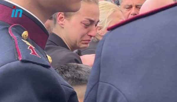 Τέμπη: «Όχι κοριτσάρα μου, όχι ξανθούλα μου» – Τραγική φιγούρα η μητέρα της Κλαούντιας στην κηδεία της