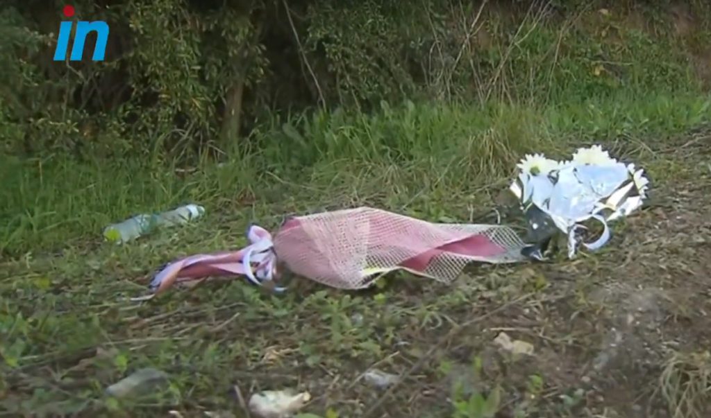 Τέμπη: Σήκωσαν το τέταρτο βαγόνι – Λευκά λουλούδια αφήνουν συγγενείς στο σημείο της τραγωδίας