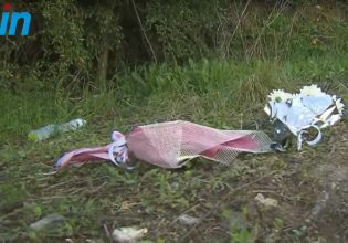 Τέμπη: Σήκωσαν το τέταρτο βαγόνι – Λευκά λουλούδια αφήνουν συγγενείς στο σημείο της τραγωδίας