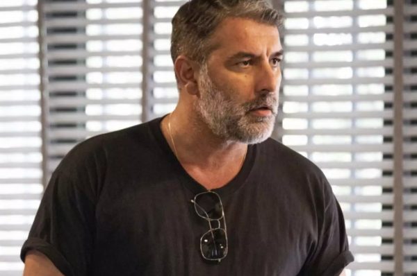 Βασίλης Μπισμπίκης: Δεν θα τον αναγνώριζε… ούτε η Βανδή – Αγνώριστος ο ηθοποιός στη νέα του παράσταση