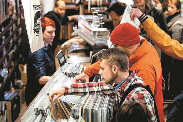 Στάσιμα έσοδα, αύξηση βινυλίων και κασέτας