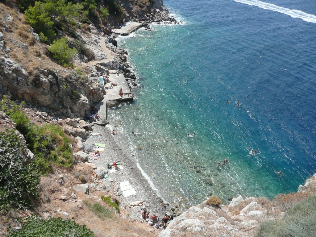 Κατολισθήσεις πλήττουν παραλία της Ύδρας – Ο Δήμος την έκλεισε