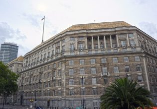 Βρετανία: «Βιομηχανία» πρακτόρων στην υπηρεσία αυταρχικών ηγετών και αδίστακτων εταιρειών