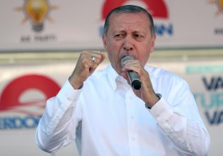 Τουρκία: Τρεις στους δέκα πολίτες θεωρούν το ΑΚΡ υπεύθυνο για τους σεισμούς