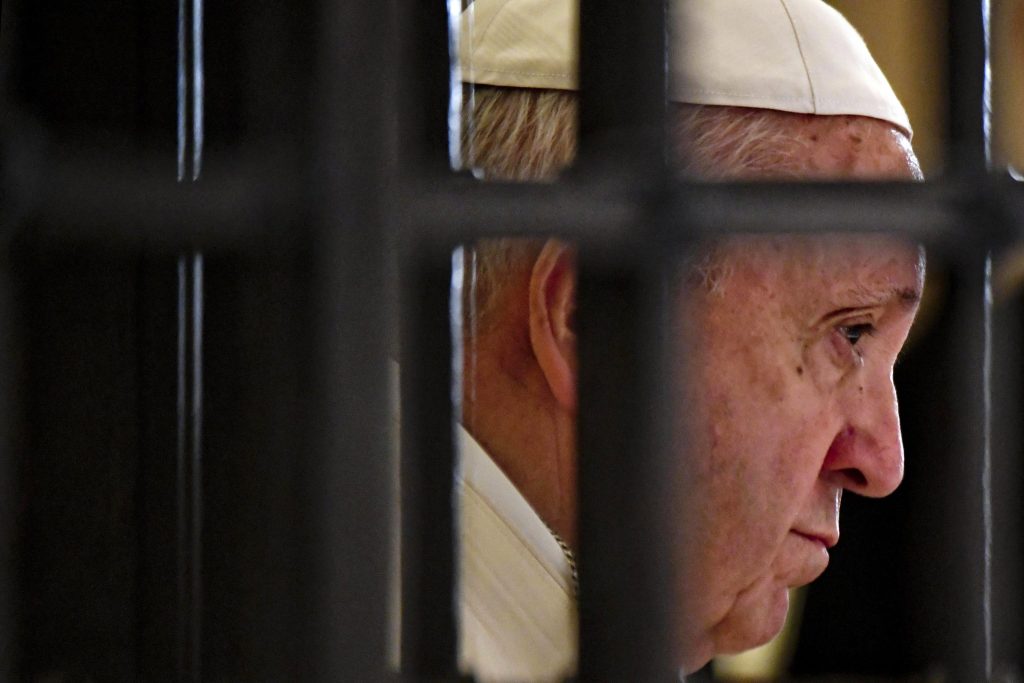 Στο νοσοκομείο ο Πάπας Φραγκίσκος – Τι λέει το Βατικανό
