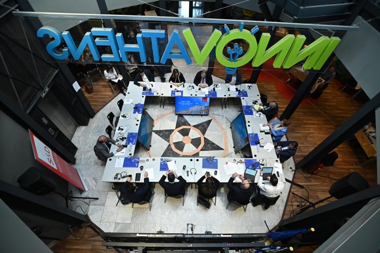 Ευρωπαίοι Σοσιαλιστές: «Πρέπει να εγγυηθούμε και τη Δημοκρατία και τα ανθρώπινα δικαιώματα»