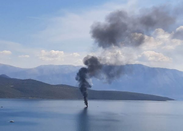Φωτιά σε θαλαμηγό ανοιχτά της Νικιάνας στη Λευκάδα – Σώο παρελήφθη ένα άτομο