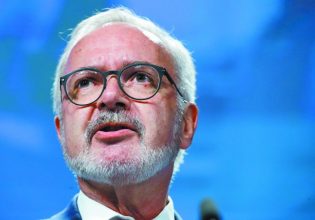 Βέρνερ Χόγιερ: Ο λογαριασμός ανασυγκρότησης στην Ουκρανία θα είναι τεράστιος