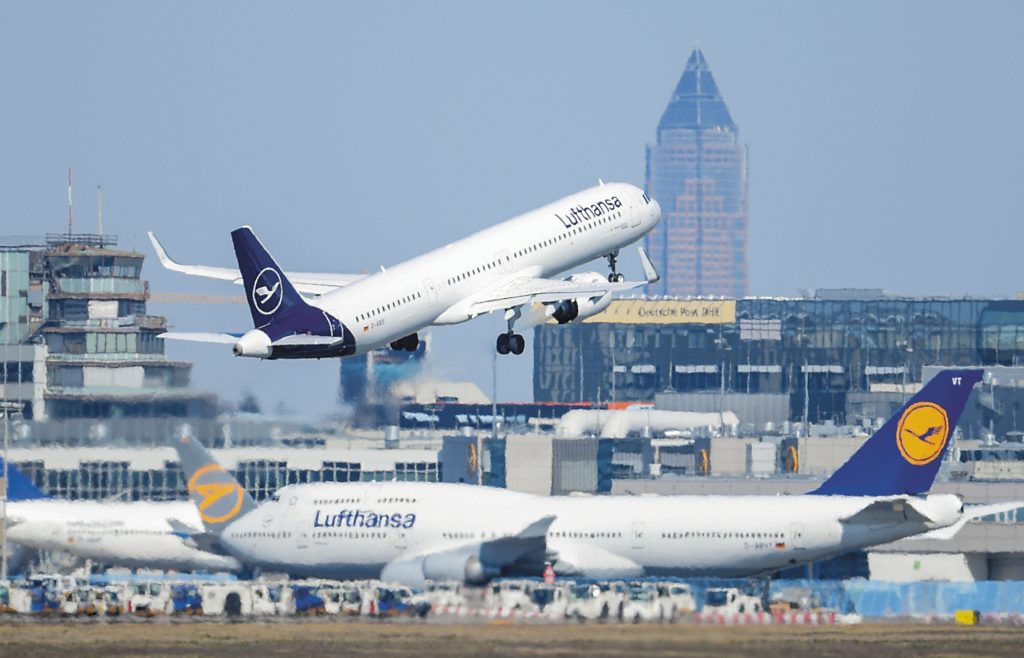 Πτήση τρόμου της Lufthansa – Στο νοσοκομείο επιβάτες που εκτοξεύτηκαν από αναταράξεις