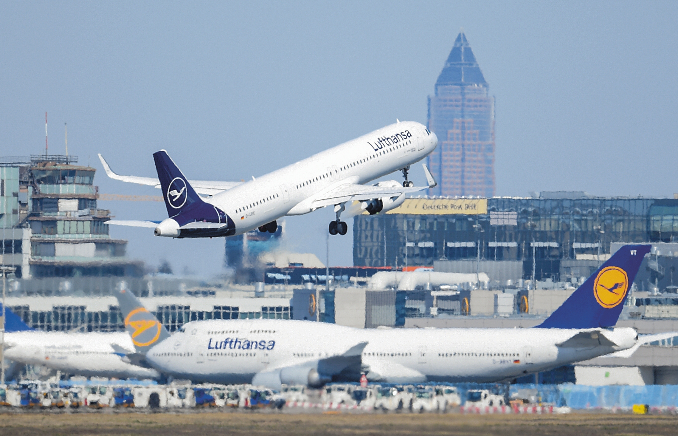 Πτήση τρόμου της Lufthansa – Στο νοσοκομείο επιβάτες που εκτοξεύτηκαν από αναταράξεις