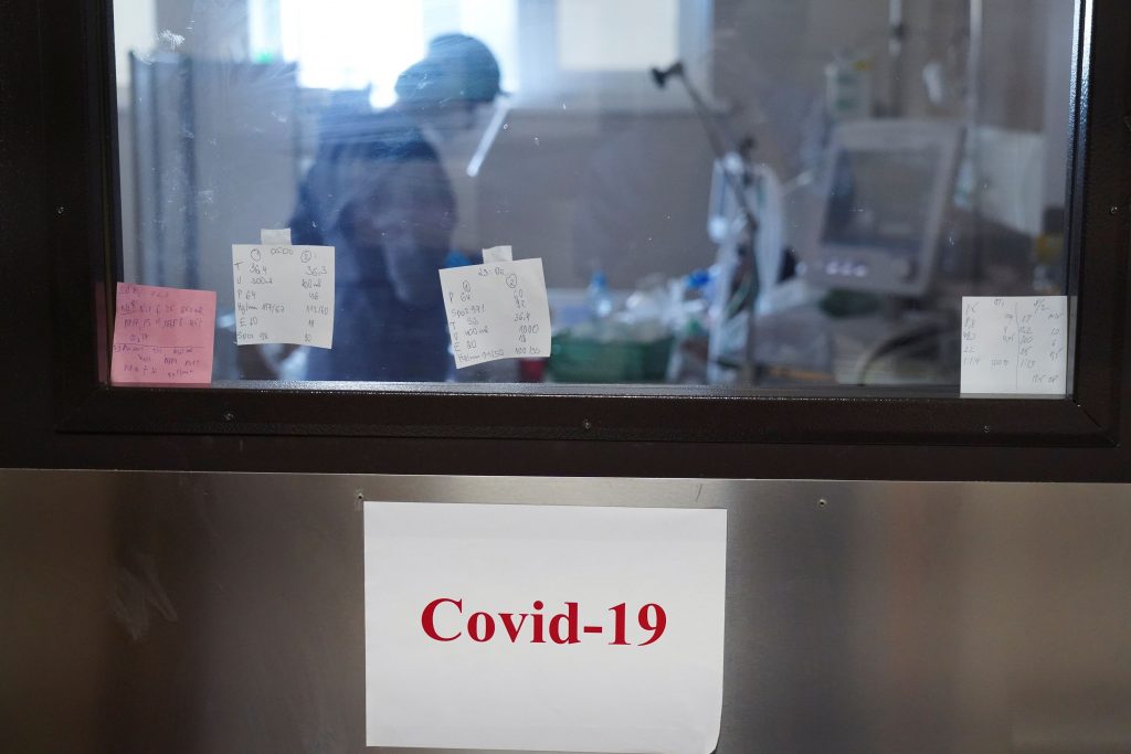 Κοροναϊός: 70 θάνατοι και αύξηση διασωληνώσεων –  Σε ποια πόλη υπερδιπλασιάστηκε η κυκλοφορία του ιού