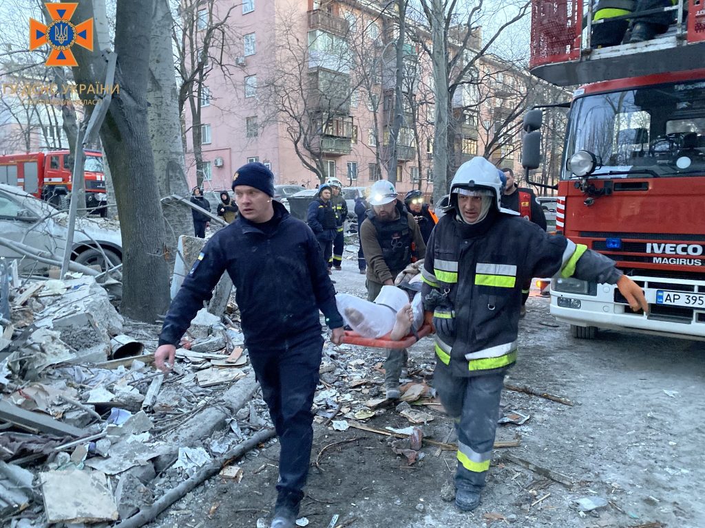 Ουκρανία: Ρωσικός βομβαρδισμός σε πολυκατοικία στη Ζαπορίζια – Τουλάχιστον τρεις νεκροί