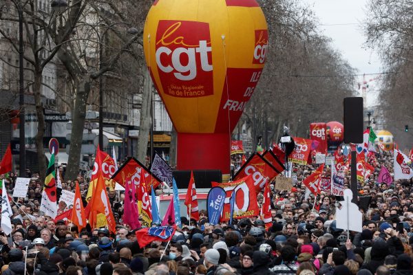 Γαλλία: Θα καταφέρει ο Μακρόν να περάσει το νομοσχέδιο για τις συντάξεις; – Οι στόχοι και οι αντιδράσεις