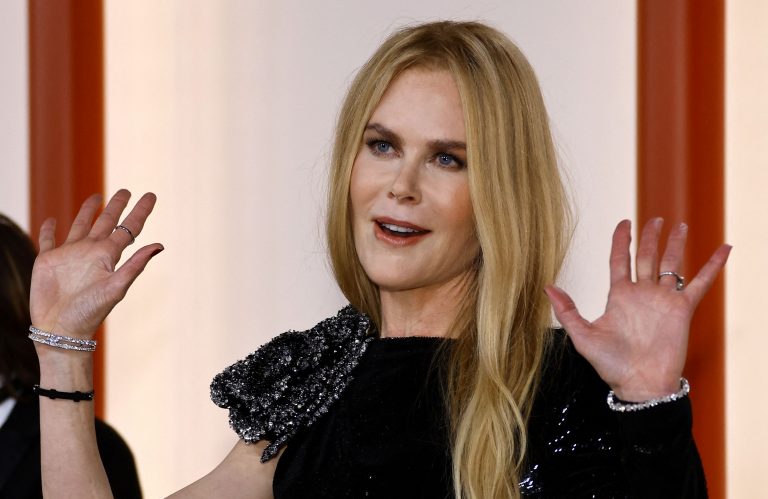 Η Νικόλ Κίντμαν κουνάει τα μαλλιά της στα Όσκαρ και πεταλούδες χορεύουν στα σόσιαλ
