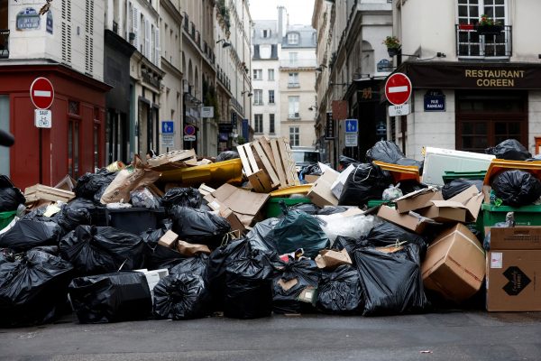 Γαλλία: 10.000 τόνοι σκουπιδιών έχουν «πνίξει» το Παρίσι
